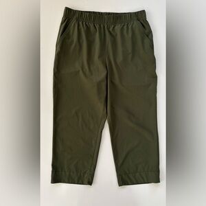 Duluth Trading Company Green Nine to Fine Synthetic Pull-On Capris Size MEDIUM